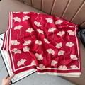 Dettaglio di uno scialle rosso tipo cashmere con motivi di foglie di ginkgo bianche. - Stile A Foglia di Ginkgo-Rosso