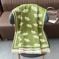 Dettaglio ravvicinato di sciarpa verde con motivo a foglie di ginkgo e frange morbide - Stile A Foglia di Ginkgo-Verde