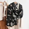 Dettaglio del motivo a foglia di ginkgo su uno scialle invernale spesso e reversibile - Stile B Foglia di Ginkgo-Nero