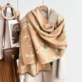 Primo piano di un elegante scialle beige con intricati motivi a foglie di ginkgo bianco - Stile B Foglia di Ginkgo-Cachi