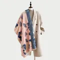 Dettaglio scialle in finto cashmere reversibile con motivi di foglie di ginkgo blu. - Stile C Foglia di Ginkgo-Rosa