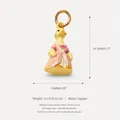 Simpatico ciondolo a forma di anatra in abito rosa, ciondolo in rame placcato oro 18K - Ciondolo Anatra con Vestito Rosa