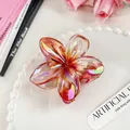 Elegante pinza de pelo con flor de frangipani naranja iridiscente para un estilo playero ideal - Pinza Plumeria Degradado Rosa Galvanizado 8cm