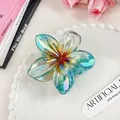 Pinza para el pelo con flor de plumeria en color verde azulado irisado para estilo playero - Pinza de pelo de frangipani / 8cm / Azul Iridiscente