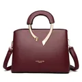 Elegante weinrote Handtasche aus Leder mit Lychee-Maserung und rundem Metallgriff - Mode Tragetasche (70511) / Rot