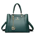 Elegante bolso tote de cuero granulado verde oscuro con amuleto de canguro dorado - Verde claro