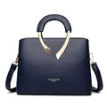 Elegante dunkelblaue Handtasche aus Leder mit Litschimuster und Goldverzierung. - Mode Tragetasche (70511) / Blau