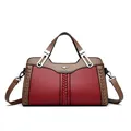 Elegante borsa a tracolla in pelle rossa e marrone con finitura martellata per donne. - Modello in Contrasto / Rosso