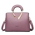 Elegante malvenfarbene Damenhandtasche aus genarbtem Leder mit goldenen Griffakzenten - Mode Tragetasche (70511) / Lila