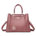 Elegante bolso burdeos de cuero granulado con logotipo de canguro y herrajes dorados. - Púrpura