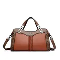 Elegante borsa a mano in pelle marrone martellata con manici e dettagli intrecciati - Modello in Contrasto / Giallo