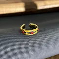 Detailopname van een vintage gouden emaille open ring met Britse stijlpatronen - Gouden Glazuur Ovale Stijl / Verstelbare ring stijl 1
