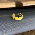 Gedetailleerde macro-opname van een gouden vintage ring met gele emaille inlays - Vintage Ovale Oppervlakte Stijl / Verstelbare ring stijl 2