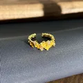 Detail van een goudkleurige emaille bloemenring met fonkelende kristallen accenten. - Luxe Bloem Stijl / Verstelbare ring stijl 3