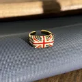 Detailopname van een vintage geëmailleerde ring met Brits vlagontwerp en steentjes - Britse Union Jack Stijl / Verstelbare ring stijl 5