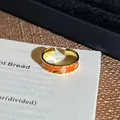 Detailansicht eines Vintage-Emaille-Blumenrings mit eleganten Details in Orange. - Stil 1 Offener Ring (6541588205)