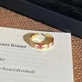 Detailansicht eines verstellbaren Rings mit Vintage-Blumenmuster und Goldfinish. - Stil 2 Offener Ring (6541588205)