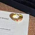 Detailansicht eines goldenen Vintage-Rings mit bunten floralen Emaille-Mustern - Stil 4 Offener Ring (6541588205)