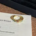 Nahaufnahme eines Vintage-Rings im Ölgemälde-Stil mit eleganten Goldfinish-Details - Stil 13 Offener Ring (6541588205)