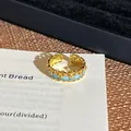 Detailaufnahme des filigranen hellblauen Emaille-Blumenmusters auf diesem goldenen Vintage-Ring - Stil 14 Offener Ring (6541588205)