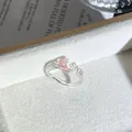 Detalle macro de un delicado anillo de plata con pétalo de flor rosa y perlas. - Anillo Abierto Rosa Estilo 1 (439890688)