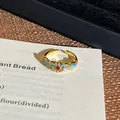 Nahaufnahme eines Vintage-Emaille-Blumenrings im orientalischen Stil mit blauen Blüten - Stil 15 Offener Ring (6541588205)