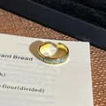 Makroaufnahme eines vergoldeten Vintage-Rings mit blauen Emaille-Blumenmustern. - Stil 16 Offener Ring (6541588205)