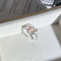Detalle de cerca de las delicadas flores esmaltadas en rosa en un anillo de plata ajustable - Anillo Abierto Rosa Estilo 3 (439890688)