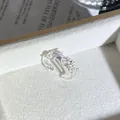 Primer plano de anillo con flor rosa, perlas y cristales en un joyero elegante. - Anillo Abierto Rosa Estilo 5 (439890688)