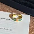 Detail eines Vintage-Goldrings mit floralem Emaillemuster im kunstvollen Ölgemälde-Stil - Stil 18 Offener Ring (6541588205)