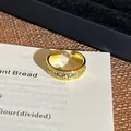 Detailansicht eines goldenen Vintage-Rings mit blauem floralem Ölgemälde-Muster. - Stil 19 Offener Ring (6541588205)