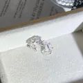 Vista detallada de un elegante anillo abierto de flores rosas con acentos de cristal - Anillo Abierto Rosa Estilo 8 (439890688)