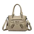 Sac cabas à la mode en cuir beige texturé avec clous décoratifs et garnitures argentées - Kaki