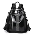 Elegante mochila de charol negro para mujer con detalles de pedrería brillantes. - Negro