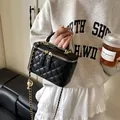 Elegante mini bolso acolchado negro con cadena dorada y asa superior para mujer - Negro