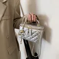 Bolso mini acolchado plateado con correa de cadena dorada para mujeres elegantes - Plateado