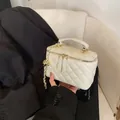 Minibolso de mano acolchado blanco elegante con correa de cadena dorada para mujer - Blanco