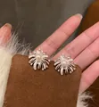 Makroansicht der silbernen Feuerwerk-Ohrstecker mit weißen Perlen und Zirkonia. - Feuerwerk-Stil (E6999)