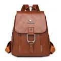 Zaino moderno da donna in pelle PU marrone con trama coccodrillo e logo a canguro - Marrone