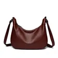 Elegante bordeauxrode hobo tas van zacht leer met kiezeltextuur en halve maan vorm - Rood