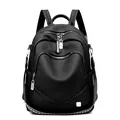 Sac à dos élégant en cuir souple noir pour femmes avec plusieurs poches zippées et argent. - Noir