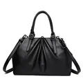 Elegante schwarze Handtasche mit Falten-Design und Clip-Verschluss aus Leder - Schwarz
