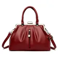 Elegante dunkelrote Handtasche aus Leder mit Vintage-Metallrahmen und Gurt - Burgunderrot