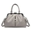 Elegante graue Ledertasche mit Faltendesign und verstellbarem Schultergurt. - Hellgrau