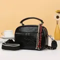 Elegante schwarze Mini-Umhängetasche aus geprägtem Leder mit gemustertem Schultergurt - Schwarz