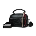 Elegante kleine Handtasche aus schwarzem Leder mit breitem Schultergurt und Anhängern - Schwarz