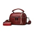 Vintage rote Mini-Umhängetasche aus geprägtem Leder mit breitem Jacquard-Gurt. - Rot