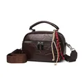 Dunkelbraune strukturierte Mini-Handtasche mit gewebtem Umhängeriemen und Kordel. - Braun