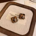 Primo piano di orecchini a lobo quadrati vintage con motivo leopardato lucido chic - Orecchini a lobo quadrati leopardati (A2655)