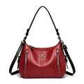 Bolso de hombro de cuero rojo con cremalleras decorativas y logotipo. - Rojo